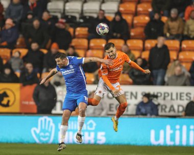Luke Garbutt # 29 Blackpool ve Lukas Jutkiewicz # 10 Birmingham City maçı sırasında Blackpool - Birmingham City Bloomfield Road, Blackpool, 10 Aralık 2022