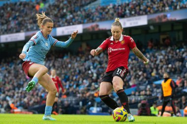 Manchester United takımının 11 numarası Leah Galton, Manchester United Stadyumu 'nda 11 Aralık 2022' de oynanan FA Bayanlar Süper Ligi maçında topu çaprazlıyor.