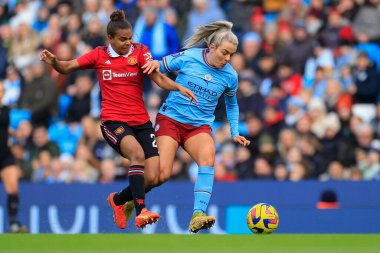 Manchester City 'den Lauren Hemp # 11' e Manchester United 'ın 22 numaralı Nikita Parris tarafından 11 Aralık 2022' de Etihad Kampüsü 'nde Manchester City Women vs Manchester United Women maçında meydan okundu.