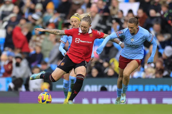 Manchester United 'dan Leah Galton # 11 ve Manchester City' den Kerstin Casparij # 2 FA Kadınlar Süper Ligi karşılaşmasında Manchester City United Women - Etihad Campus, Manchester, İngiltere