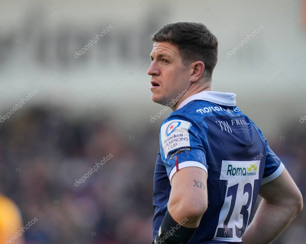 Sam James # 13 de Sale Sharks durante el partido de la Copa de ...