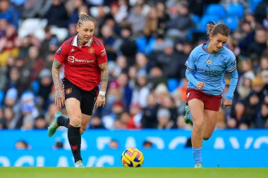 Manchester United 'dan Leah Galton # 11 ve Manchester City' den Kerstin Casparij # 2 FA Kadınlar Süper Ligi karşılaşmasında Manchester City United Women 'a karşı Etihad Kampüsü, Manchester, İngiltere, 11.12.2022