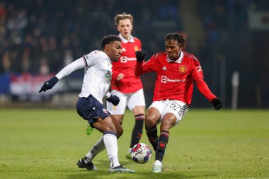 Manchester United takımından Noam Emeran, 13 Aralık 2022 'de Bolton Stadyumu' nda oynanan Papa John 's Trophy maçında Bolton Wanderers' ın Manchester United U21 'e karşı oynadığı maçta Jack Iredale # 14 Bolton Wanderers ile mücadele etti.