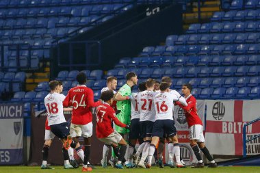 Her iki oyuncu da Papa John 's Trophy maçı sırasında Bolton Wanderers - Manchester United U21 maçı sırasında Bolton Stadyumu, Bolton, Birleşik Krallık' ta 13 Aralık 2022 'de kavgaya tutuştu.