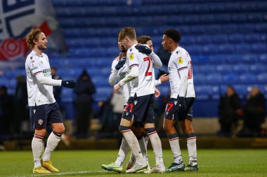 Bolton Wanderers 'ın 17 numarası Oladapo Afolayan, 13 Aralık 2022' de Bolton Stadyumu 'nda oynanan Papa John' s Trophy maçında takım arkadaşlarıyla 1-0 kazanma hedefini kutluyor.