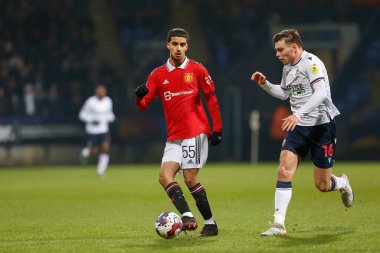 Manchester United takımının 55. oyuncusu Zidane Iqbal topu Papa John 's Trophy maçında Bolton Wanderers' a karşı Manchester United U21 'de 13 Aralık 2022' de Bolton Stadyumu 'nda geçiyor.