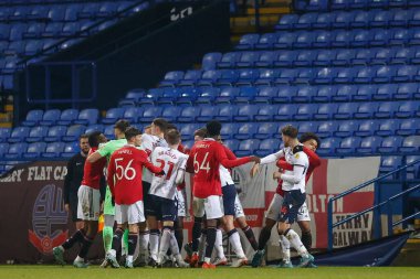 Her iki oyuncu da Papa John 's Trophy maçı sırasında Bolton Wanderers - Manchester United U21 maçı sırasında Bolton Stadyumu, Bolton, Birleşik Krallık' ta 13 Aralık 2022 'de kavgaya tutuştu.