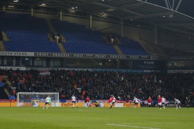 Manchester United taraftarlarının Papa John 's Trophy maçı sırasında genel görünümü Bolton Wanderers Manchester United U21' e karşı Bolton Stadyumu, Bolton, Birleşik Krallık, 13 Aralık 2022