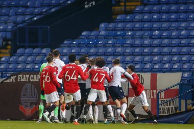 Her iki oyuncu da Papa John 's Trophy maçı sırasında Bolton Wanderers - Manchester United U21 maçı sırasında Bolton Stadyumu, Bolton, Birleşik Krallık' ta 13 Aralık 2022 'de kavgaya tutuştu.