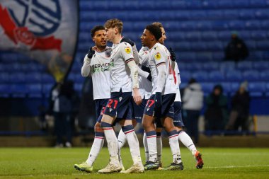 Bolton Wanderers 'ın 17 numarası Oladapo Afolayan, 13 Aralık 2022' de Bolton Stadyumu 'nda oynanan Papa John' s Trophy maçında takım arkadaşlarıyla 1-0 kazanma hedefini kutluyor.