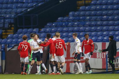 Her iki oyuncu da Papa John 's Trophy maçı sırasında Bolton Wanderers - Manchester United U21 maçı sırasında Bolton Stadyumu, Bolton, Birleşik Krallık' ta 13 Aralık 2022 'de kavgaya tutuştu.