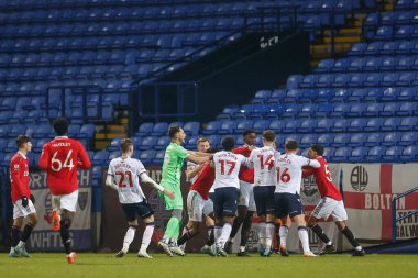 Her iki oyuncu da Papa John 's Trophy maçı sırasında Bolton Wanderers - Manchester United U21 maçı sırasında Bolton Stadyumu, Bolton, Birleşik Krallık' ta 13 Aralık 2022 'de kavgaya tutuştu.
