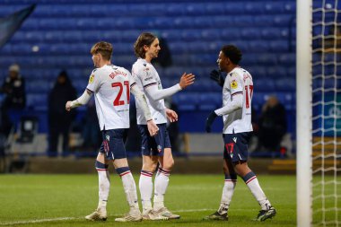 Bolton Wanderers 'dan Conor Bradley # 21 Papa John' s Trophy maçında Bolton Wanderers Manchester United U21 'e karşı 13 Aralık 2022' de Bolton Stadyumu 'nda 4-0' lık galibiyet golünü kutluyor.