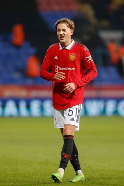 Manchester United takımının Charlie Savage # 51 'i Manchester United' ın Isak Hansen-Aaroen # 68 'inde Papa John' s Trophy maçında Bolton Wanderers Manchester United U21 'e karşı, Bolton Stadyumu, Bolton, Birleşik Krallık, 13 Aralık 2022