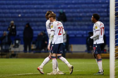 Bolton Wanderers 'dan Conor Bradley # 21 Papa John' s Trophy maçında Bolton Wanderers Manchester United U21 'e karşı 13 Aralık 2022' de Bolton Stadyumu 'nda 4-0' lık galibiyet golünü kutluyor.