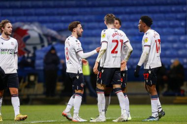 Bolton Wanderers 'ın 17 numarası Oladapo Afolayan, 13 Aralık 2022' de Bolton Stadyumu 'nda oynanan Papa John' s Trophy maçında takım arkadaşlarıyla 1-0 kazanma hedefini kutluyor.