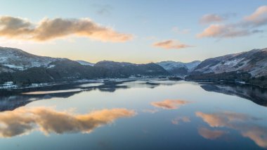 Derwent Water, Keswick, Birleşik Krallık 'taki Lake District' te 14 Aralık 2022 'de donmuş bir Derwent Water.