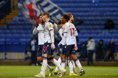 Bolton Wanderers 'ın 17 numaralı oyuncusu Bolton Stadyumu' nda oynanan Papa John 's Trophy maçı Bolton Wanderers - Manchester United U21 maçında takım arkadaşlarıyla 1-0 kazanma hedefini kutluyor.