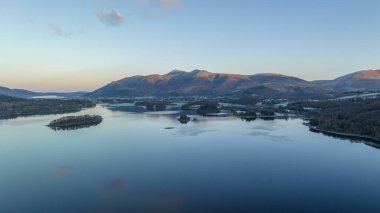 Derwent Water, Keswick, Birleşik Krallık 'taki Lake District' te 14 Aralık 2022 'de donmuş bir Derwent Water.