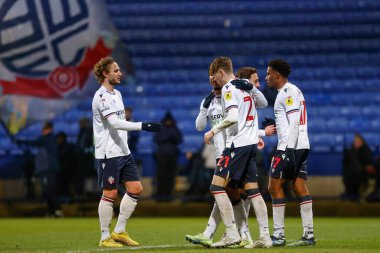 Bolton Wanderers 'ın 17 numarası Oladapo Afolayan, 13 Aralık 2022' de Bolton Stadyumu 'nda oynanan Papa John' s Trophy maçında takım arkadaşlarıyla 1-0 kazanma hedefini kutluyor.
