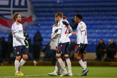 Bolton Wanderers 'ın 17 numarası Oladapo Afolayan, 13 Aralık 2022' de Bolton Stadyumu 'nda oynanan Papa John' s Trophy maçında takım arkadaşlarıyla 1-0 kazanma hedefini kutluyor.