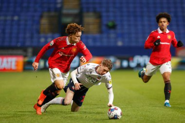 Sam Murray # 79 Manchester United forveti Conor Bradley # 21 Bolton Wanderers maçında Papa John 's Trophy maçında Bolton Wanderers Manchester United U21' e karşı Bolton Stadyumu, Bolton, Birleşik Krallık, 13 Aralık 2022