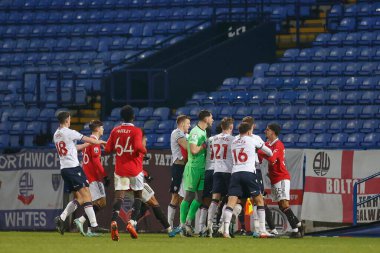 Her iki oyuncu da Papa John 's Trophy maçı sırasında Bolton Wanderers - Manchester United U21 maçı sırasında Bolton Stadyumu, Bolton, Birleşik Krallık' ta 13 Aralık 2022 'de kavgaya tutuştu.