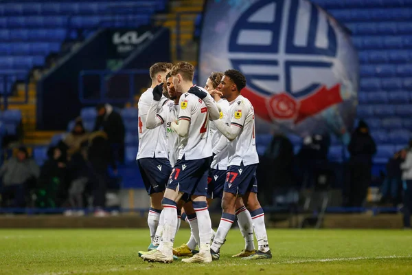 Bolton Wanderers 'ın 17 numarası Oladapo Afolayan, 13 Aralık 2022' de Bolton Stadyumu 'nda oynanan Papa John' s Trophy maçında takım arkadaşlarıyla 1-0 kazanma hedefini kutluyor.