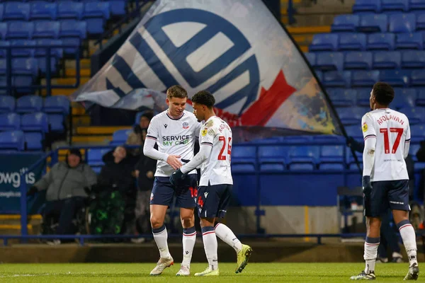 Bolton Wanderers 'dan Aaron Morley 13 Aralık 2022' de Bolton Stadyumu, Bolton Üniversitesi 'nde oynanan Papa John' s Trophy maçında 2-0 kazanma hedefini kutluyor.