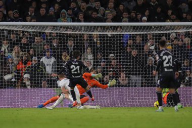 Real Sociedad 'dan David Silva' nın gol atma şansı var ama maç 16 Aralık 2022 'de Elland Road, Leeds, İngiltere' deki Leeds United-Real Sociedad maçında engelleniyor.