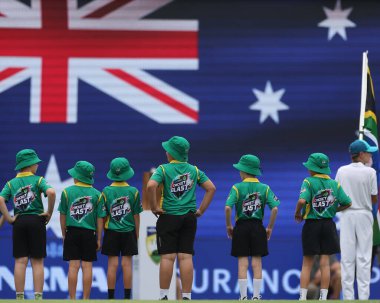 Genç taraftarlar NRMA Sigorta Test Serisi öncesinde Avustralya ile Güney Afrika arasında The Gabba, Brisbane Cricket Ground, Brisbane, Avustralya, 17 Aralık 2022