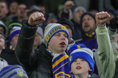 Bir Leeds United taraftarı, Elland Road, Leeds, İngiltere 'de oynanan Leeds United vs Real Sociedad maçının öncesinde 16 Aralık 2022' de ilahi söylüyor.