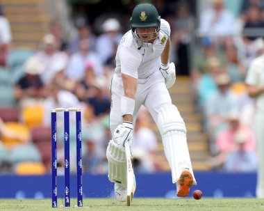 Güney Afrikalı Sarel Erwee, Avustralya - Gabba, Brisbane Cricket Ground, Brisbane, Avustralya 'da 17 Aralık 2022' de oynanan NRMA Sigorta Test Serisi karşılaşmasında tükenmekten kaçınıyor.