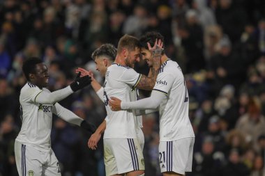 Leeds United 'dan Pascal Struijk # 21, Leeds Road, İngiltere' de Leeds Road, 16 Aralık 2022 'de Leeds United - Real Sociedad maçında Liam Cooper # 6 ile 1-1 kazanma hedefini kutluyor.