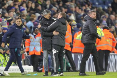 Leeds United 'ın teknik direktörü Jesse Marsch ve Real Sociedad' ın Imanol Alguasil yemliği, 16 Aralık 2022 'de Leeds United' ın Real Sociedad 'a karşı oynadığı maçın son düdüğünün ardından birbirlerine sarılıyorlar.