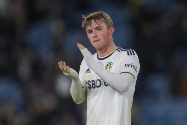 Leeds United 'dan Joe Gelhardt, Leeds Road, İngiltere' de oynanan ve Leeds United 'ın Real Sociedad' a karşı oynadığı maçın ardından 16 Aralık 2022 'de ev sahibi taraftarları alkışlıyor.