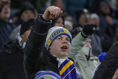 Bir Leeds United taraftarı, Elland Road, Leeds, İngiltere 'de oynanan Leeds United - Real Sociedad maçı öncesinde 16 Aralık 2022' de sohbet ediyor.