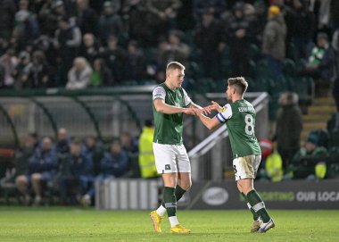 GoAL Plymouth Argyle orta saha oyuncusu Sam Cosgrove (16) ve Plymouth Argyle orta saha oyuncusu Joe Edwards (8), Plymouth Argyle 'ın 17 Aralık' ta Home Park, Plymouth, İngiltere 'de oynanan 1.
