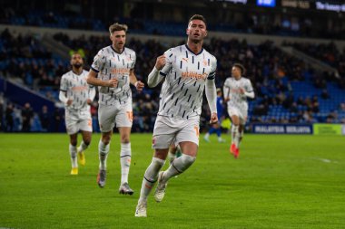 Blackpool 'dan Gary Madine, 17 Aralık 2022' de Cardiff City Stadyumu 'nda oynanan ve Blackpool' a karşı oynanan Sky Bet Şampiyonası maçında 1-1 kazanma hedefini kutluyor.