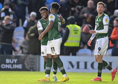 GoAL Plymouth Argyle forvet Niall Ennis (11) ve Plymouth Argyle tam destek Bali Mumba (17), 17 Aralık 2022 'de Home Park, Plymouth, İngiltere' de oynanan Sky Bet 1 karşılaşmasında 1-0 berabere kalma golünü kutluyor.