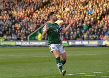 Plymouth Argyle orta saha oyuncusu Joe Edwards (8), 17 Aralık 2022 'de Home Park, Plymouth, İngiltere' de oynanan Sky Bet 1 karşılaşmasında hedefi ıskaladıktan sonra üzgün görünüyor.