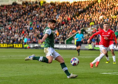 Plymouth Argyle orta saha oyuncusu Joe Edwards (8), 17 Aralık 2022 'de Home Park, Plymouth, İngiltere' de oynanan Sky Bet 1 karşılaşmasında hedefi ıskaladı.