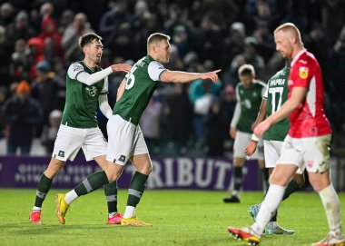 GoAL Plymouth Argyle orta saha oyuncusu Sam Cosgrove (16), 17 Aralık 2022 'de Home Park, Plymouth, İngiltere' de oynanan Sky Bet League 1 karşılaşmasında 2-0 'lık galibiyet golünü kutluyor.