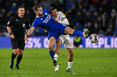 Blackpool 'dan Ian Poveda # 26 ve Cardiff City' den Joe Ralls # 8, Cardiff City 'nin 17 Aralık 2022' de Cardiff City Stadyumu 'nda oynanan Cardiff City-Blackpool maçında top mücadelesi.