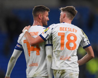 Blackpool 'dan Gary Madine # 14 ve Blackpool' dan Jake Beesley # 18 Sky Bet Şampiyonası maçının son düdüğünün ardından Cardiff City - Blackpool, Cardiff Stadyumu, İngiltere, 17 Aralık 2022