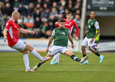 Plymouth Argyle orta saha oyuncusu Joe Edwards (8) 17 Aralık 2022 tarihinde İngiltere 'nin Plymouth kentinde oynanan Sky Bet 1 karşılaşmasında defans oyuncusu Plymouth Argyle Morecambe' ye karşı.
