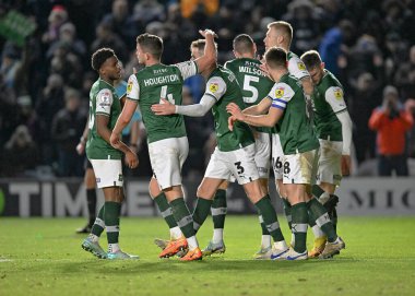GoAL Plymouth Argyle orta saha oyuncusu Jordan Houghton (4), 17 Aralık 2022 'de İngiltere' nin Plymouth kentinde oynanan Sky Bet League 1 karşılaşmasında takım arkadaşlarıyla yaptığı golü 2-0 kazanarak kutluyor.