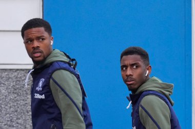 Isaiah Jones # 2 ve Chuba Akpom # 29 Middlesbrough, Burnley - Middlesbrough maçından önce stadyuma geldiler.