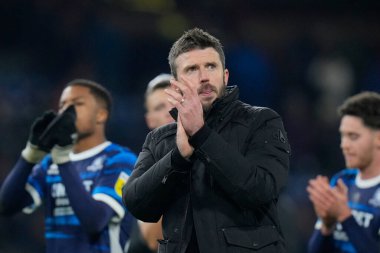 Middlesbrough teknik direktörü Michael Carrick, 17 Aralık 2022 'de Burnley ile Middlesbrough arasında oynanan Sky Bet Şampiyonası maçından sonra taraftarları selamlıyor.