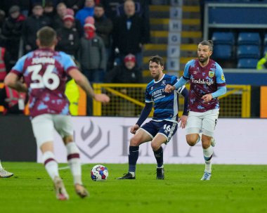 Middlesbrough 'dan Jonathan Howson 17 Aralık 2022' de Burnley ile Middlesbrough arasındaki Gökyüzü İddia Şampiyonası maçında pas veriyor.